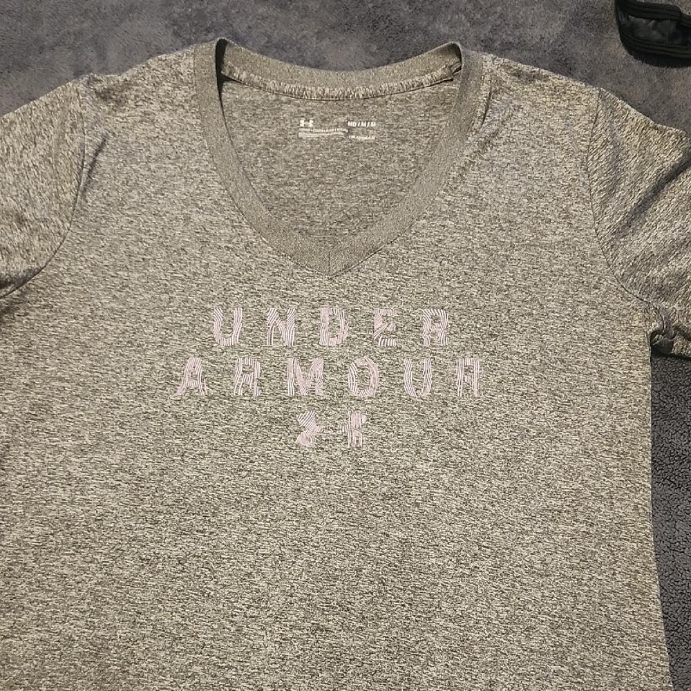 Under Armour Gray Short Sleeve Performance V-Neck Tee Size MEDIUM